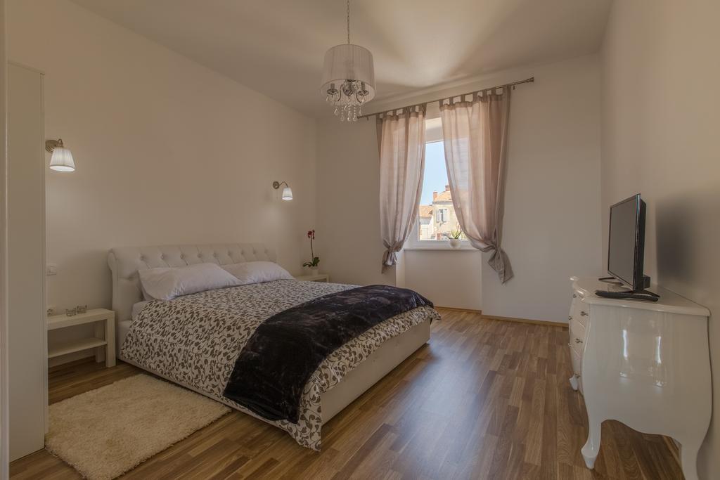 Captain Emo City Apartments Pula Exterior photo