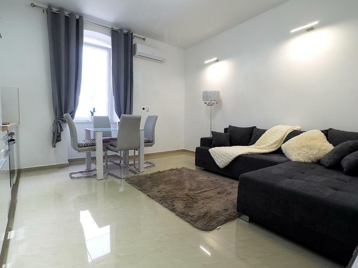 Captain Emo City Apartments Pula Exterior photo
